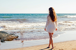 夏日海边看海美女背影