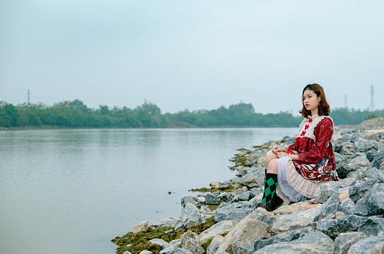 河边穿着洛丽塔服饰的美女