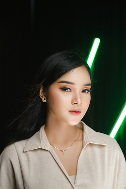 亚洲时尚现代长直发美女
