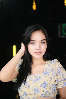 亚洲时尚蓝色碎花裙长卷发美女