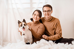 亚洲情侣和萌狗合影