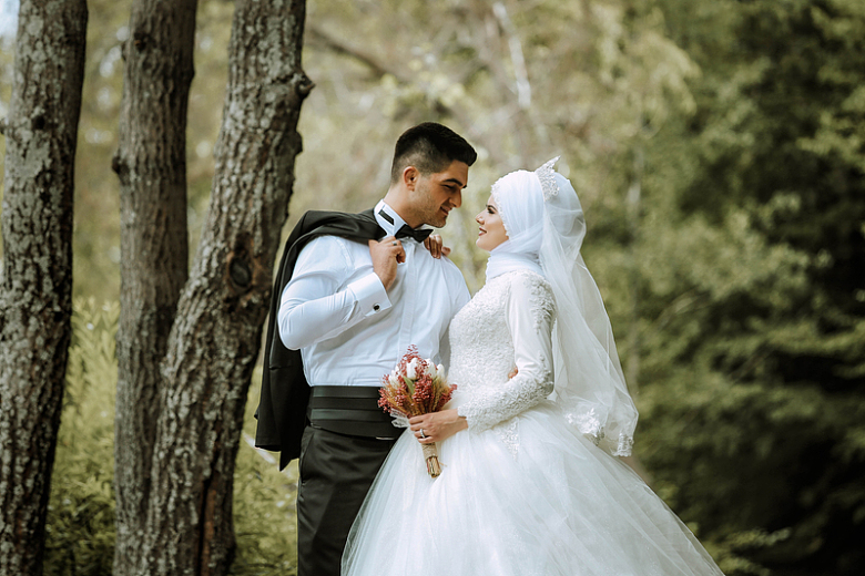 穆斯林婚纱情侣深情对视