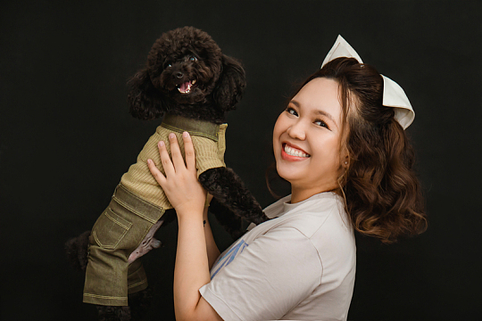 亚洲美女抱着狗狗写真