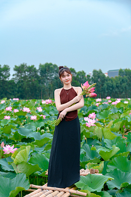 夏日荷塘亚洲美女写真