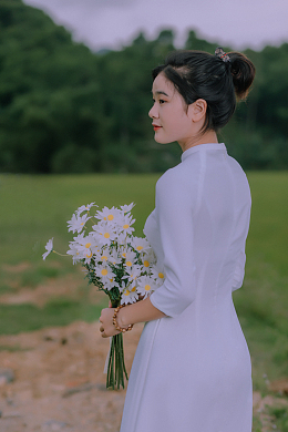 手持白色花束的白色奥黛美女