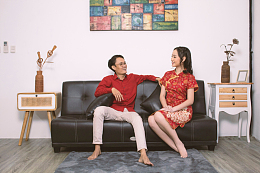 坐在沙发上的亚洲情侣