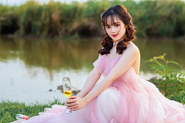 亚洲小清新粉色婚纱裙美女写真
