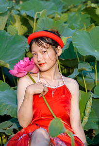 夏日荷塘红色肚兜性感美女