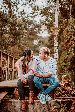 户外欢声笑语恋爱情侣