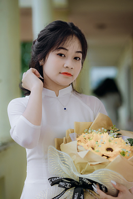 越南白色奥黛美女手捧花束