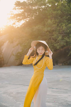越南戴斗笠的黄色奥黛美女
