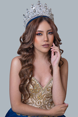 戴王冠的性感美女