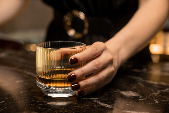 手持酒杯局部特写