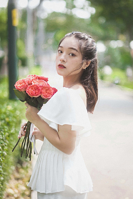 街拍手捧花束美女