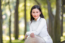 春天树林白色奥黛美女