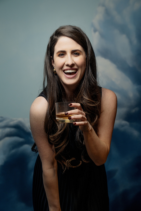 优雅气质手持酒杯美女