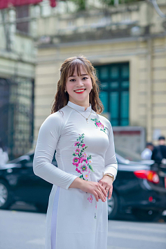 嫣然一笑白色奥黛美女