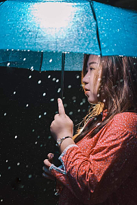 冬季下雪天撑伞美女