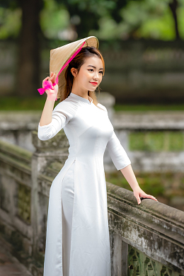 前凸后翘性感白色奥黛美女