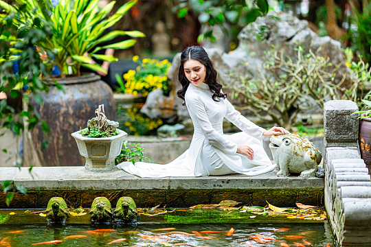 鱼塘白色奥黛旗袍美女写真