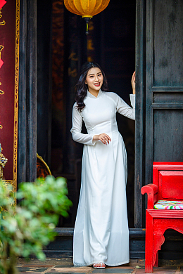 亚洲高挑白色奥黛旗袍美女
