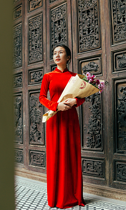 红色奥黛美女手捧花束