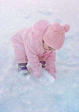 冬天雪地萌娃打雪仗