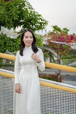 穿白色奥黛裙子美女