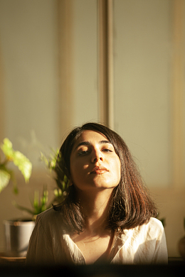 清晨照镜子的性感美女