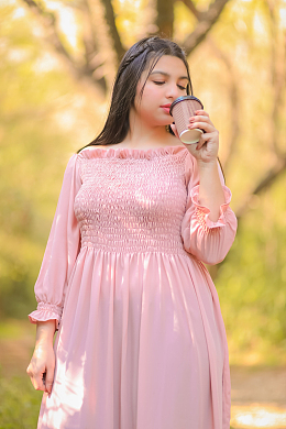 春天粉色连衣裙美女写真