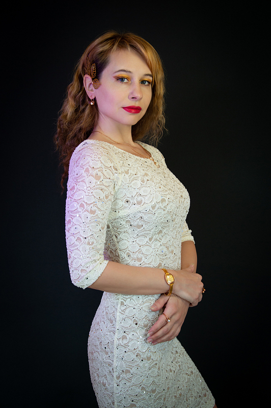 前凸后翘性感蕾丝裙美女