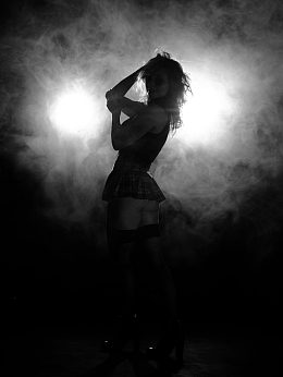 舞台黑白艺术风美女