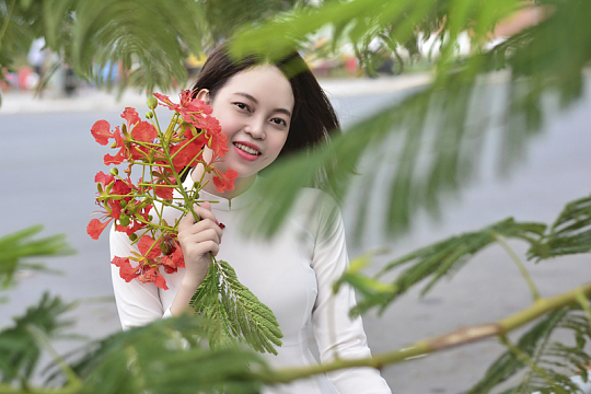 笑颜如花白色奥黛美女