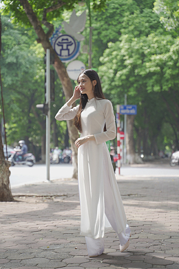 时尚街拍气质白色奥黛美女