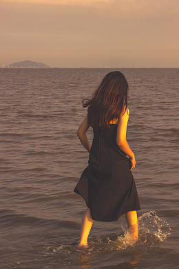 黄昏大海意境美女背影