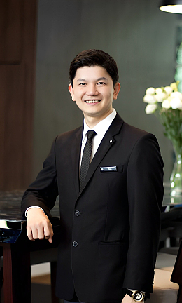 亚洲西装革履商务精英男士