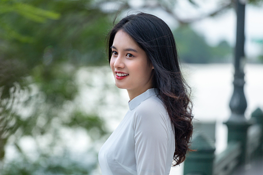 气质温婉白色奥黛旗袍美女