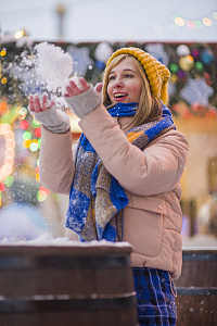 冬季玩雪球的美女