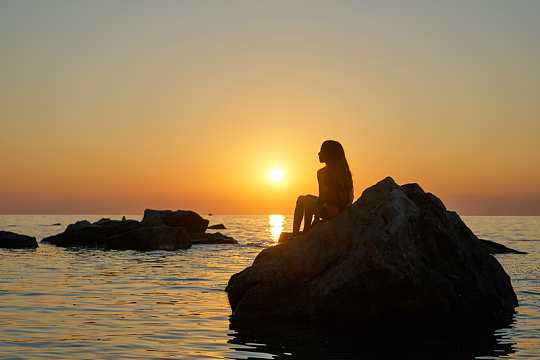 海边黄昏比基尼美女剪影