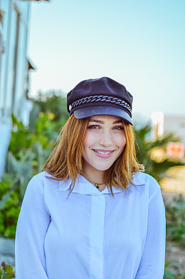 白色衬衫戴帽美女