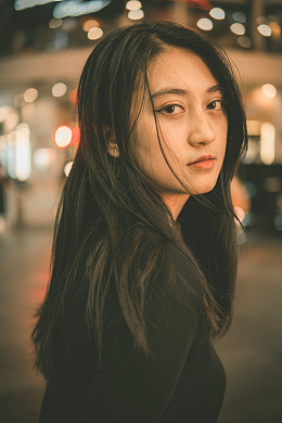 午夜街头神情忧伤美女