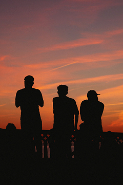 黄昏三个男人剪影
