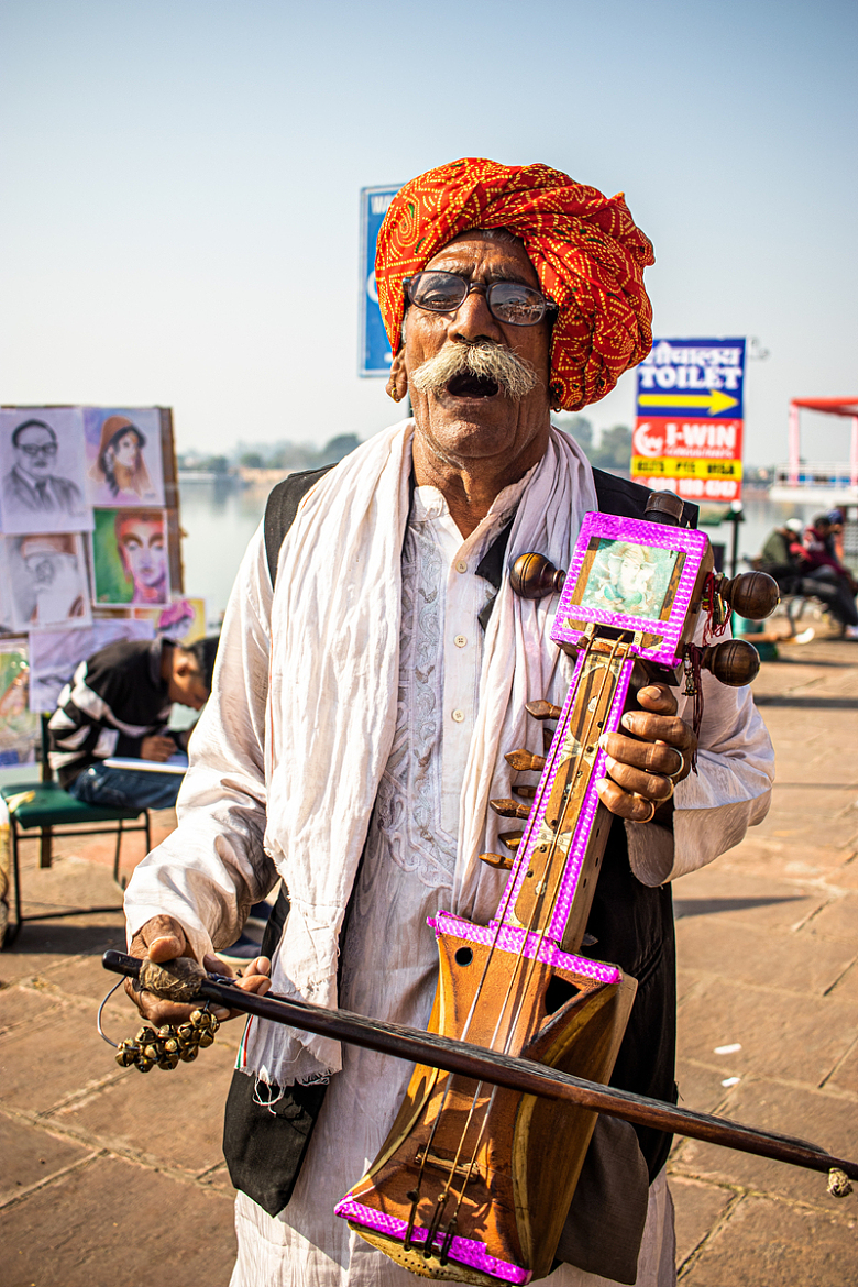 印度老人街头表演乐器