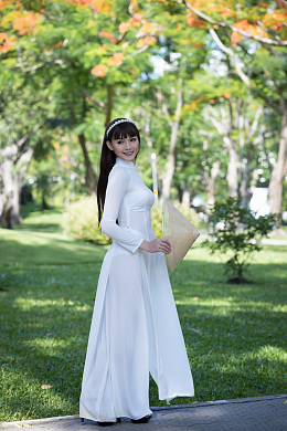 清新脱俗白色奥黛美女写真