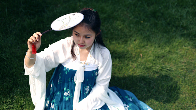 草地汉服美女古典写真