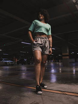 午夜停车场美女