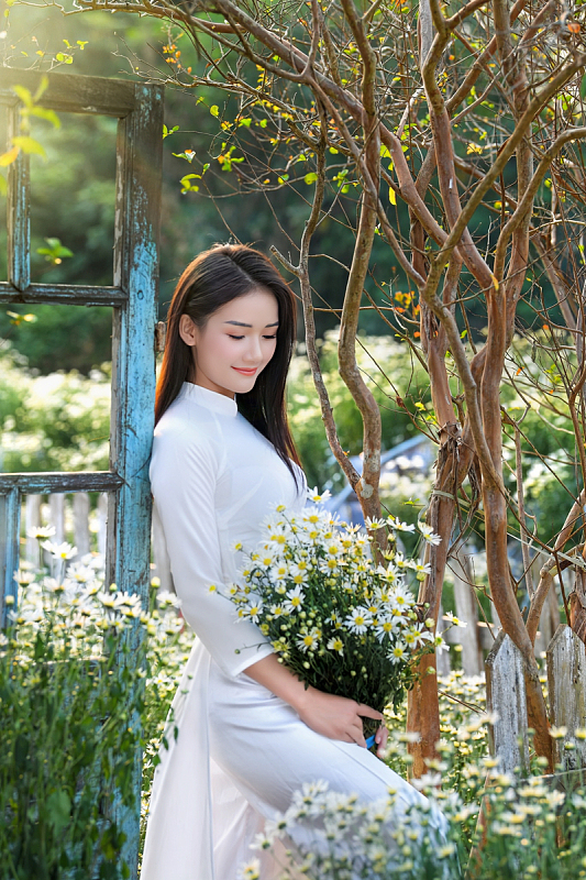 清新优雅白色奥黛美女写真