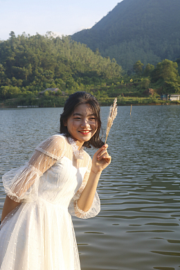 河边白色透视裙美女写真