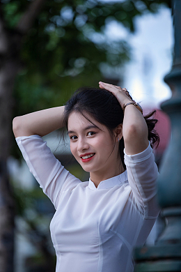 清纯白色奥黛旗袍学生妹