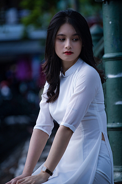 白色透视奥黛美女